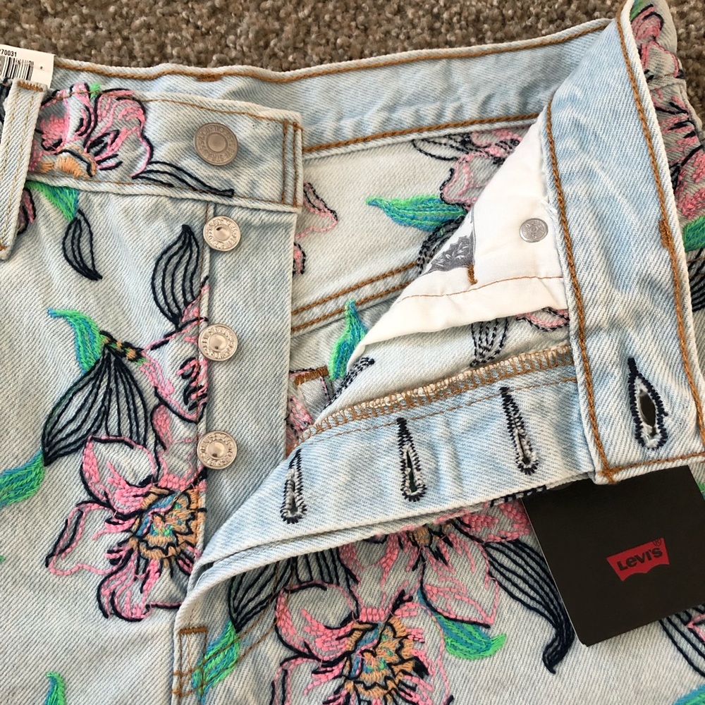 LEVIS 501 HIGH RISE FLORAL SHORTS - Picture 7 of 11